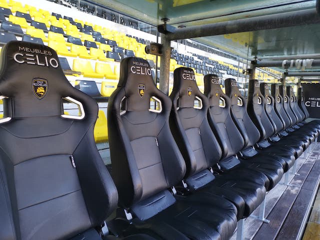 26 sièges joueurs et bâche imprimée pour le Stade Rochelais