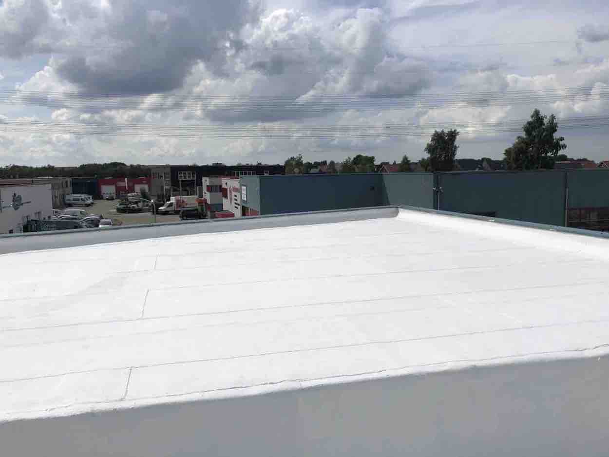 Nieuwe witte dakcoating voor een koeler interieur